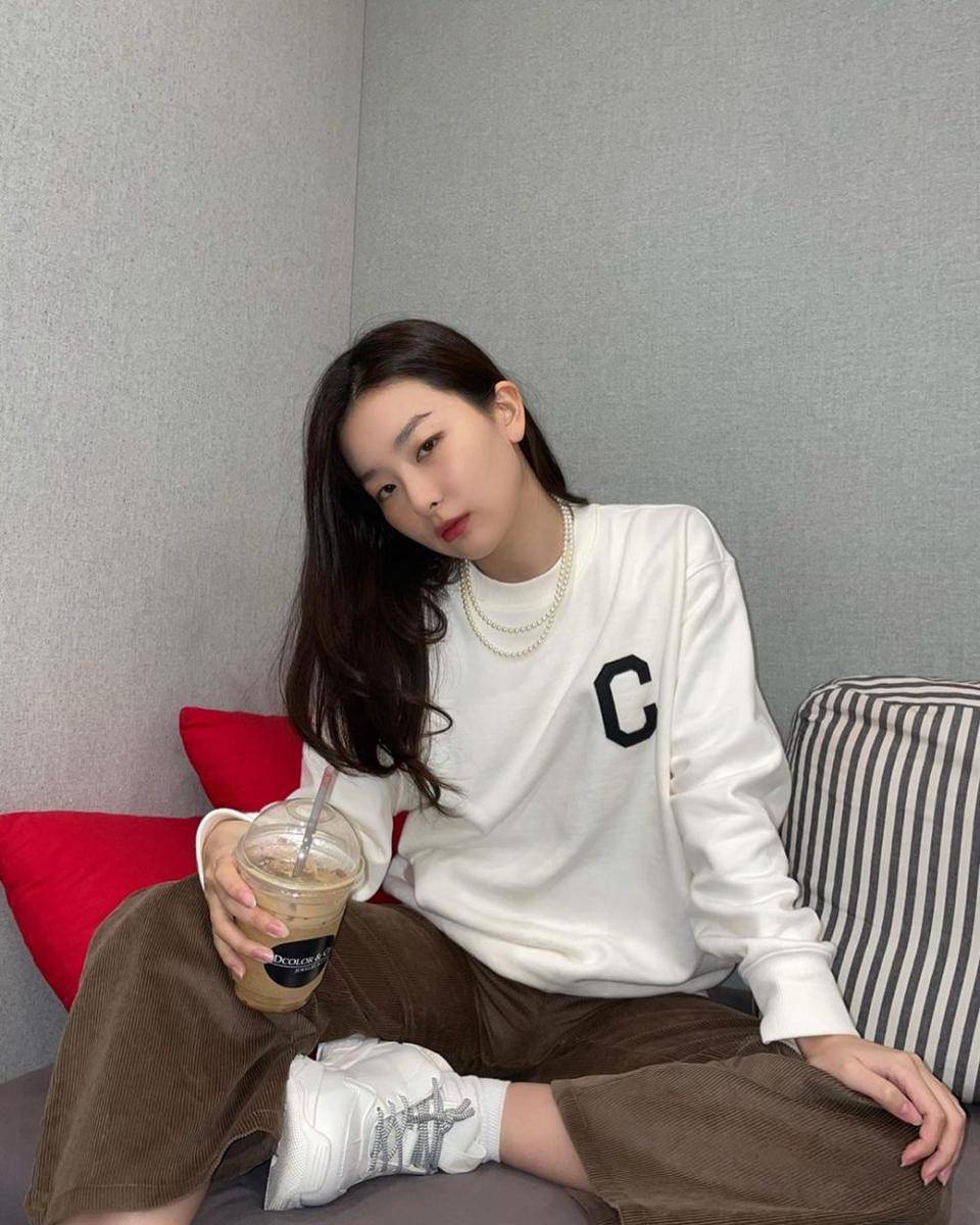 OOTD nuansa cokelat ala Seulgi Red Velvet (instagram.com/hi_sseulgi)