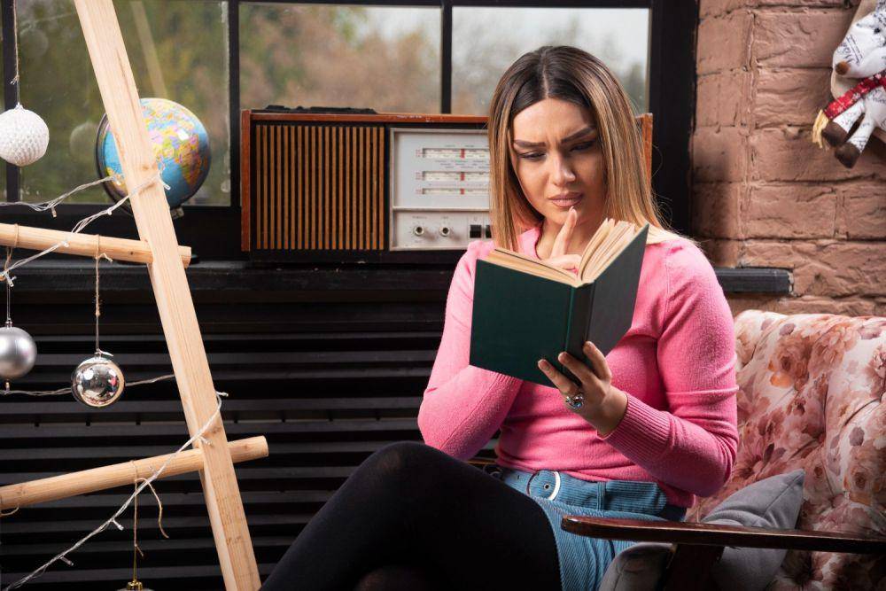 Ilustrasi wanita membaca buku (freepik.com/azerbaijan_stockers)
