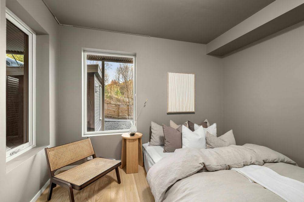 inspirasi kamar tidur remaja laki-laki dengan desain minimalis (unsplash.com/Alex Tyson)