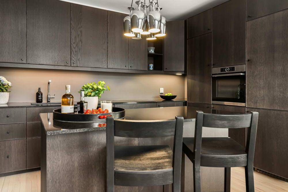 inspirasi dapur modern dengan nuansa kayu gelap (unsplash.com/Alex Tyson)