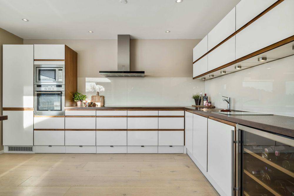 inspirasi dapur dengan perpaduan kayu dan metal (unsplash.com/Alex Tyson)