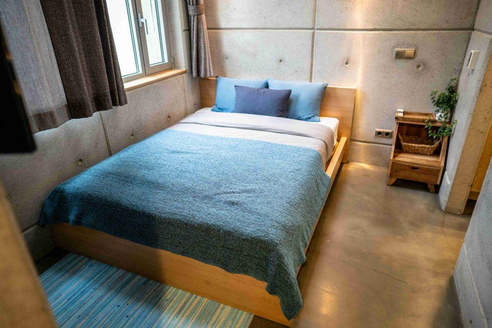 inpsirasi kamar tidur remaja laki-laki minimalis (unsplash.com/Choi sungwoo)