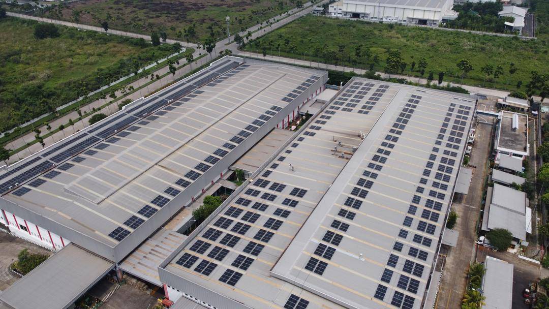 PT Energia Prima Nusantara (EPN), anak usaha PT United Tractors Tbk bangun PLTS atap berkapasitas  861 kWp di pabrik anak usaha Astra Otoparts.