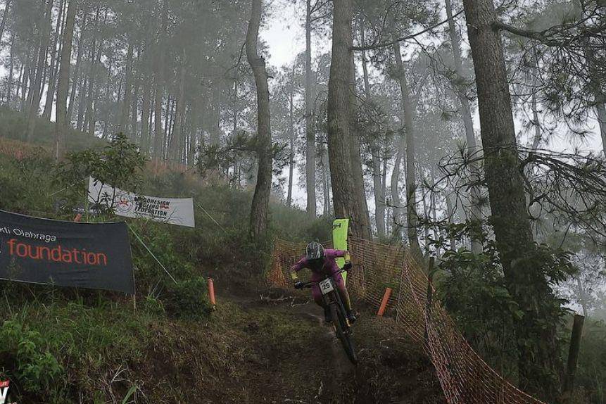Pembalap sepeda downhill dalam ajang 76 Indonesian Downhill 2024. (Dok. 76 Indonesian Downhill 2024)