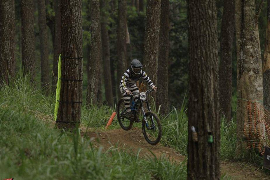 Pembalap sepeda downhill dalam ajang 76 Indonesian Downhill 2024. (Dok. 76 Indonesian Downhill 2024)