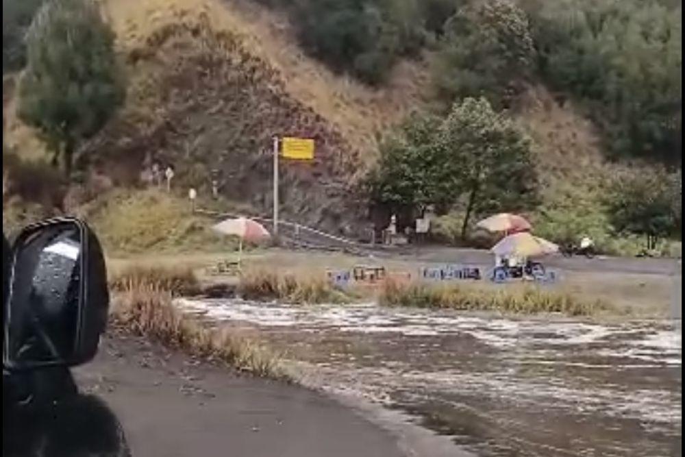 Gunung Bromo Diguyur Hujan Deras, Sempat Banjir Sesaat