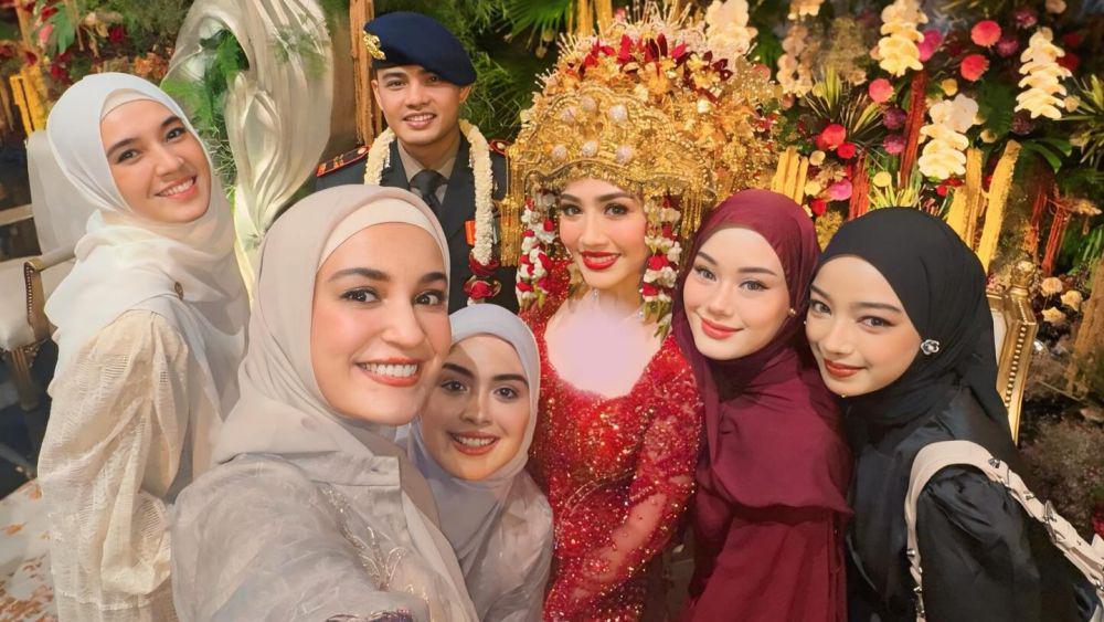 8 Potret Dhini Aminarti-Dimas Seto di Nikahan Febby, Sama Teman Kajian