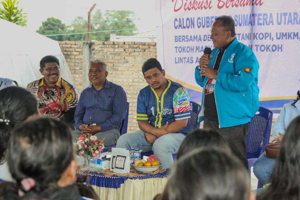 Bobby Nasution dan Hendri Tumbur saat mengunjungi sentra kopi di Kecamatan Lintong Nihuta, Humbahas, Jumat (8/11/2024) (dok.istimewa)