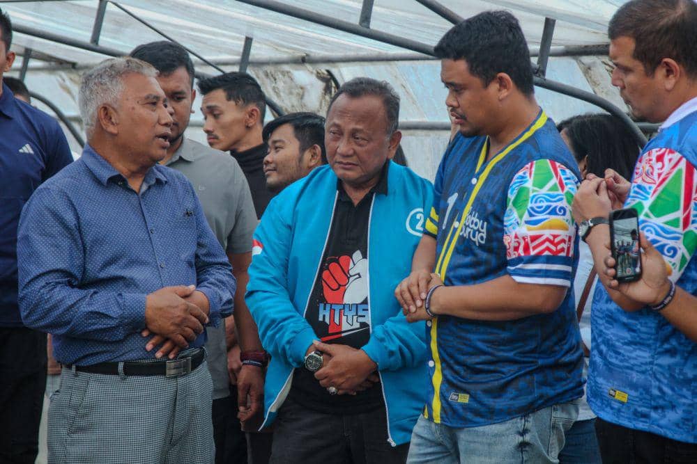 Bobby Nasution dan Hendri Tumbur saat mengunjungi sentra kopi di Kecamatan Lintong Nihuta, Humbahas, Jumat (8/11/2024) (dok.istimewa)