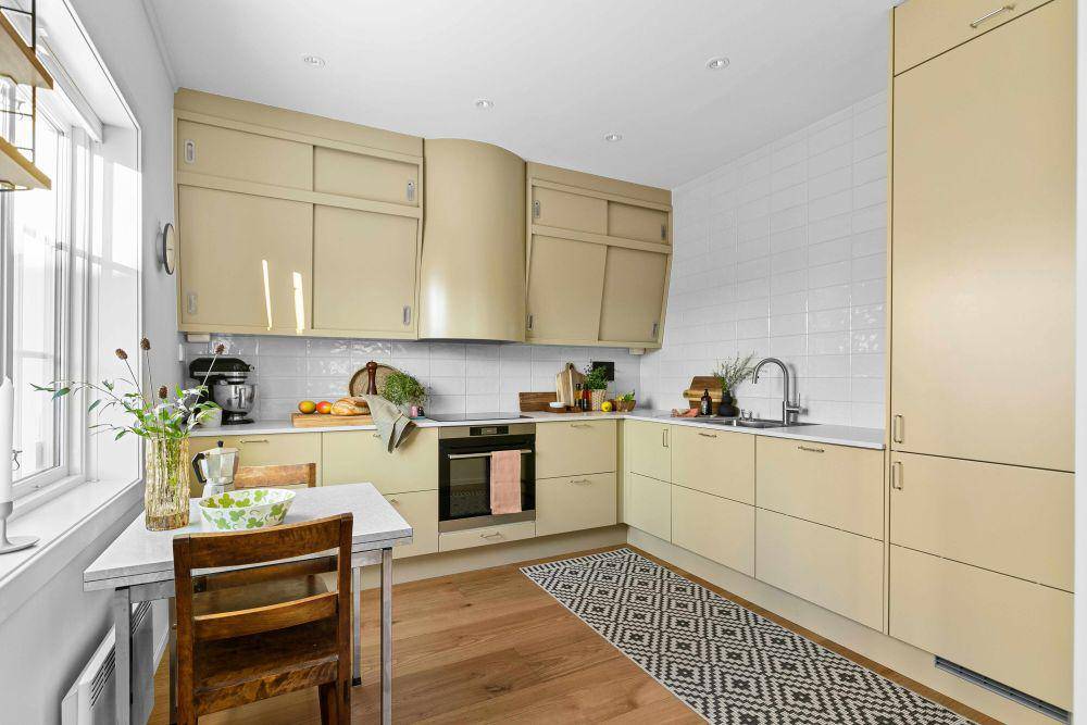 inspirasi dapur dengan warna kabinet cerah (unsplash.com/Lisa Anna)