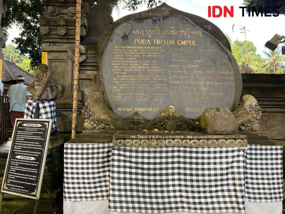 Aturan yang harus ditaati di Pura Tirtha Empul. (IDN Times/Yuko Utami)