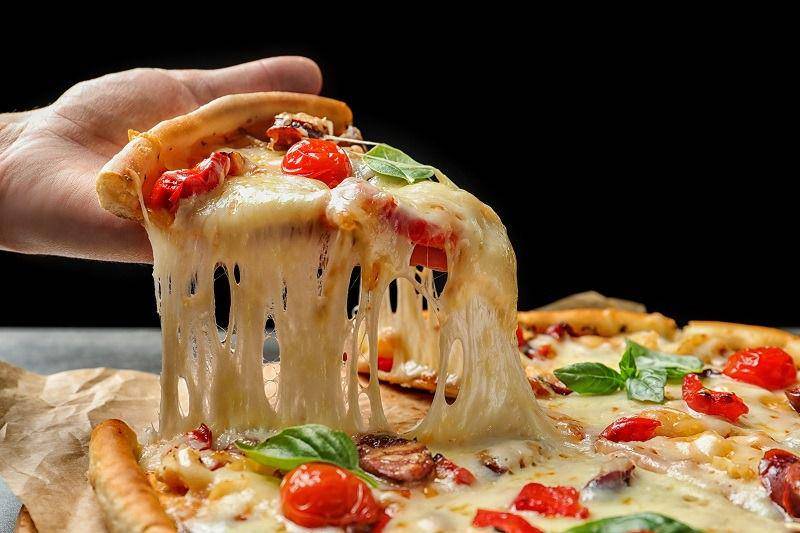 ilustrasi pizza dengan topping mozzarella (shutterstock.com/New Africa)