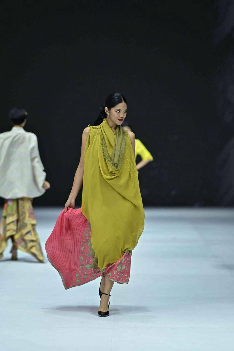 Koleksi Kebaya Modern dari BINHouse di Jakarta Fashion Week 2025. (Dok. Jakarta Fashion Week/Dandy Hendrata)