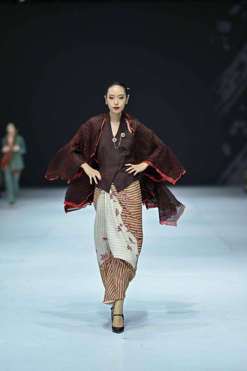 Koleksi Kebaya Modern dari BINHouse di Jakarta Fashion Week 2025. (Dok. Jakarta Fashion Week/Dandy Hendrata)