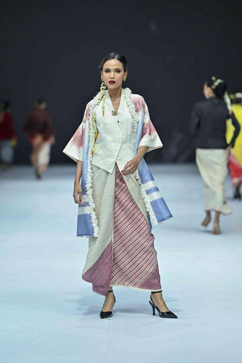 Koleksi Kebaya Modern dari BINHouse di Jakarta Fashion Week 2025. (Dok. Jakarta Fashion Week/Dandy Hendrata)