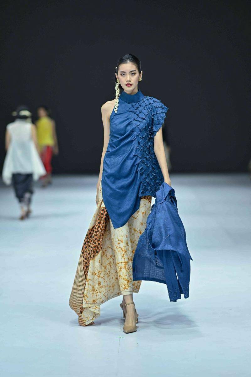 Koleksi Kebaya Modern dari BINHouse di Jakarta Fashion Week 2025. (Dok. Jakarta Fashion Week/Dandy Hendrata)