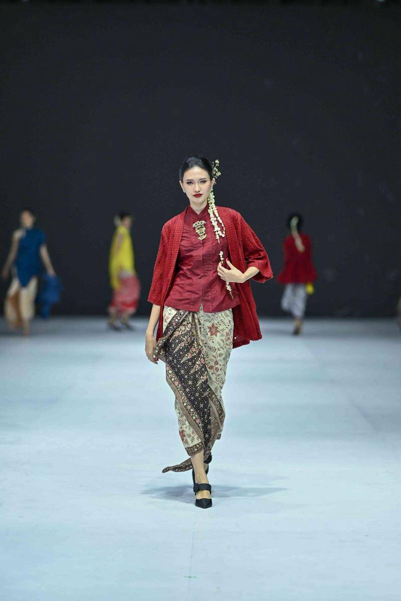 Koleksi Kebaya Modern dari BINHouse di Jakarta Fashion Week 2025. (Dok. Jakarta Fashion Week/Dandy Hendrata)