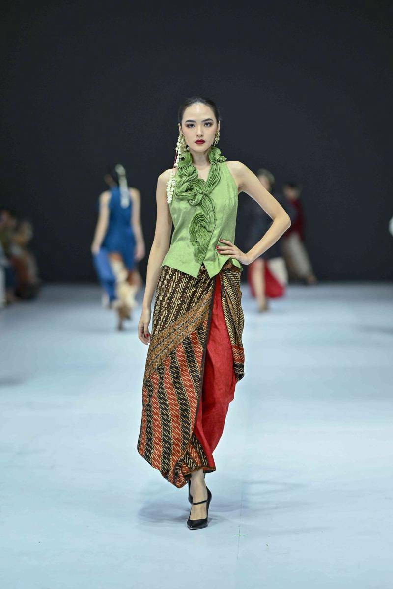 Koleksi Kebaya Modern dari BINHouse di Jakarta Fashion Week 2025. (Dok. Jakarta Fashion Week/Dandy Hendrata)