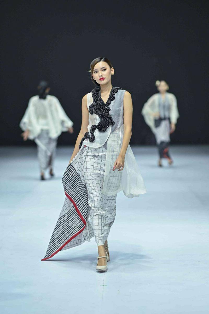 Koleksi Kebaya Modern dari BINHouse di Jakarta Fashion Week 2025. (Dok. Jakarta Fashion Week/Dandy Hendrata)