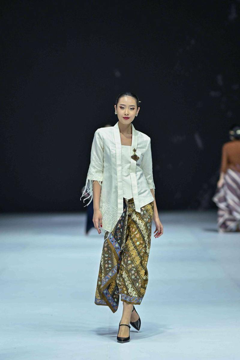 Koleksi Kebaya Modern dari BINHouse di Jakarta Fashion Week 2025. (Dok. Jakarta Fashion Week/Dandy Hendrata)