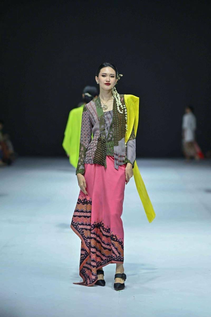 Koleksi Kebaya Modern dari BINHouse di Jakarta Fashion Week 2025. (Dok. Jakarta Fashion Week/Dandy Hendrata)