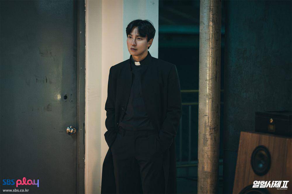 potret Kim Hae Il (Kim Nam Gil) di drakor The Fiery Priest 2 (dok. SBS/The Fiery Priest 2)