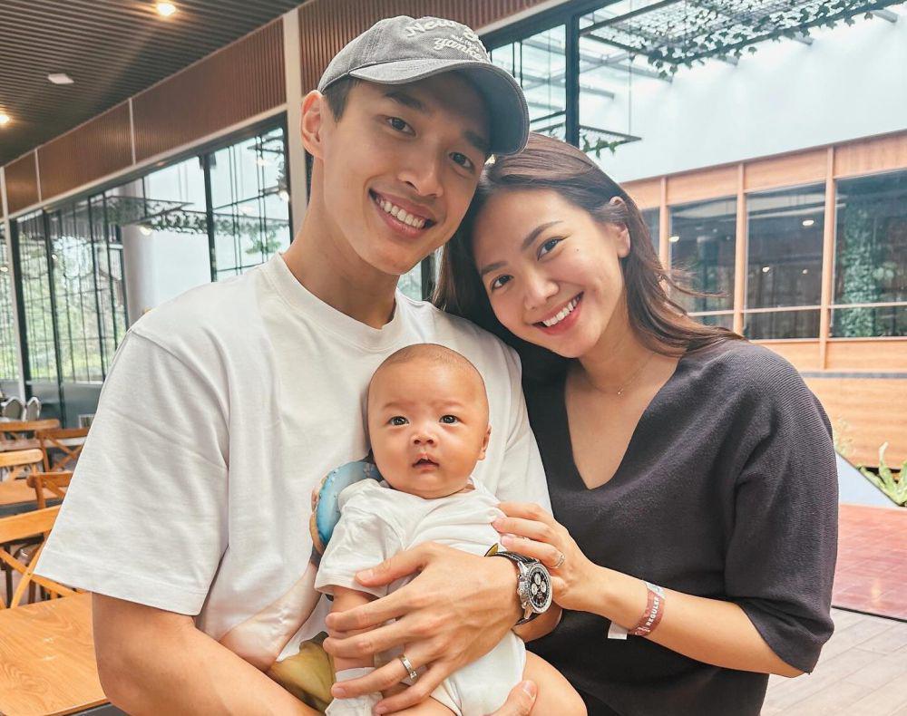 7 Potret Jonathan Christie dan Shanju saat Momong Anak, Orang Tua Baru