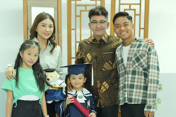 7 Potret Thania Wisuda TK, Ruben Onsu dan Sarwendah Kompak Mendampingi