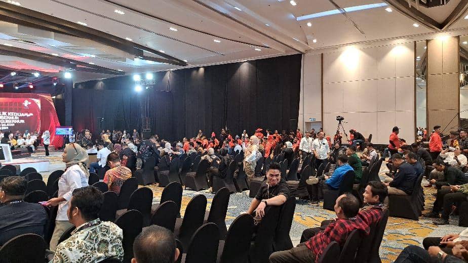 Suasana pendukung Danny -Azhar saat debat kedua Pilgub Sulsel di Hotel Claro Makassar, Minggu (10/11/2024) / IDN Times : Darsil Yahya