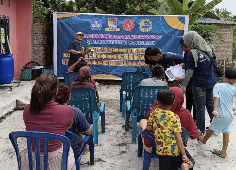 Kelompok Sadar Wisata atau disingkat dengan Pokdarwis Sialang Buah membuat produk sabun (Dok. Istimewa)