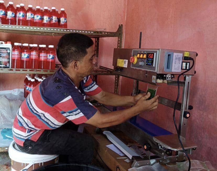 Kelompok Sadar Wisata atau disingkat dengan Pokdarwis Sialang Buah membuat produk sabun (Dok. Istimewa)