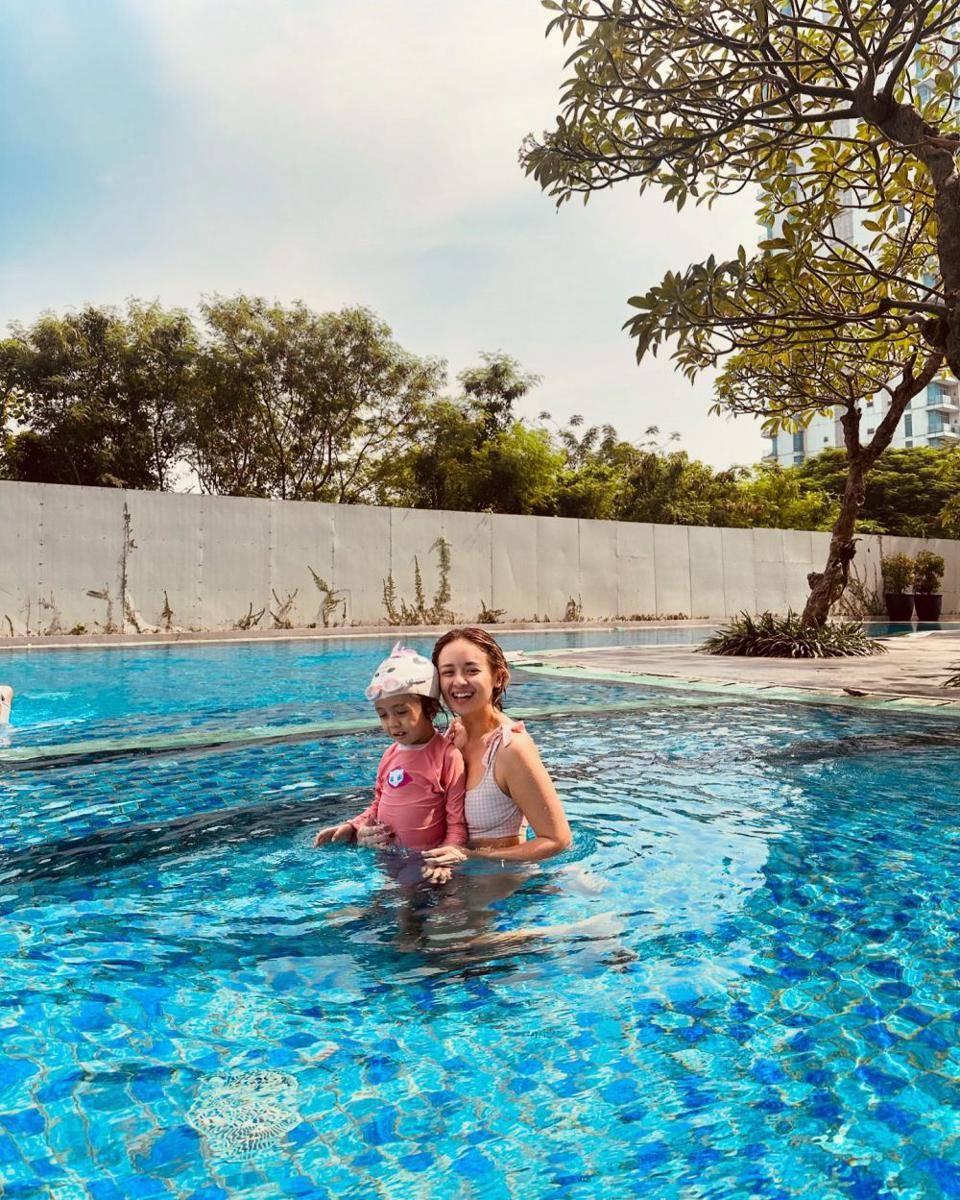 potret Joanna Alexandra temani anak berenang (instagram.com/joannaalexandra)
