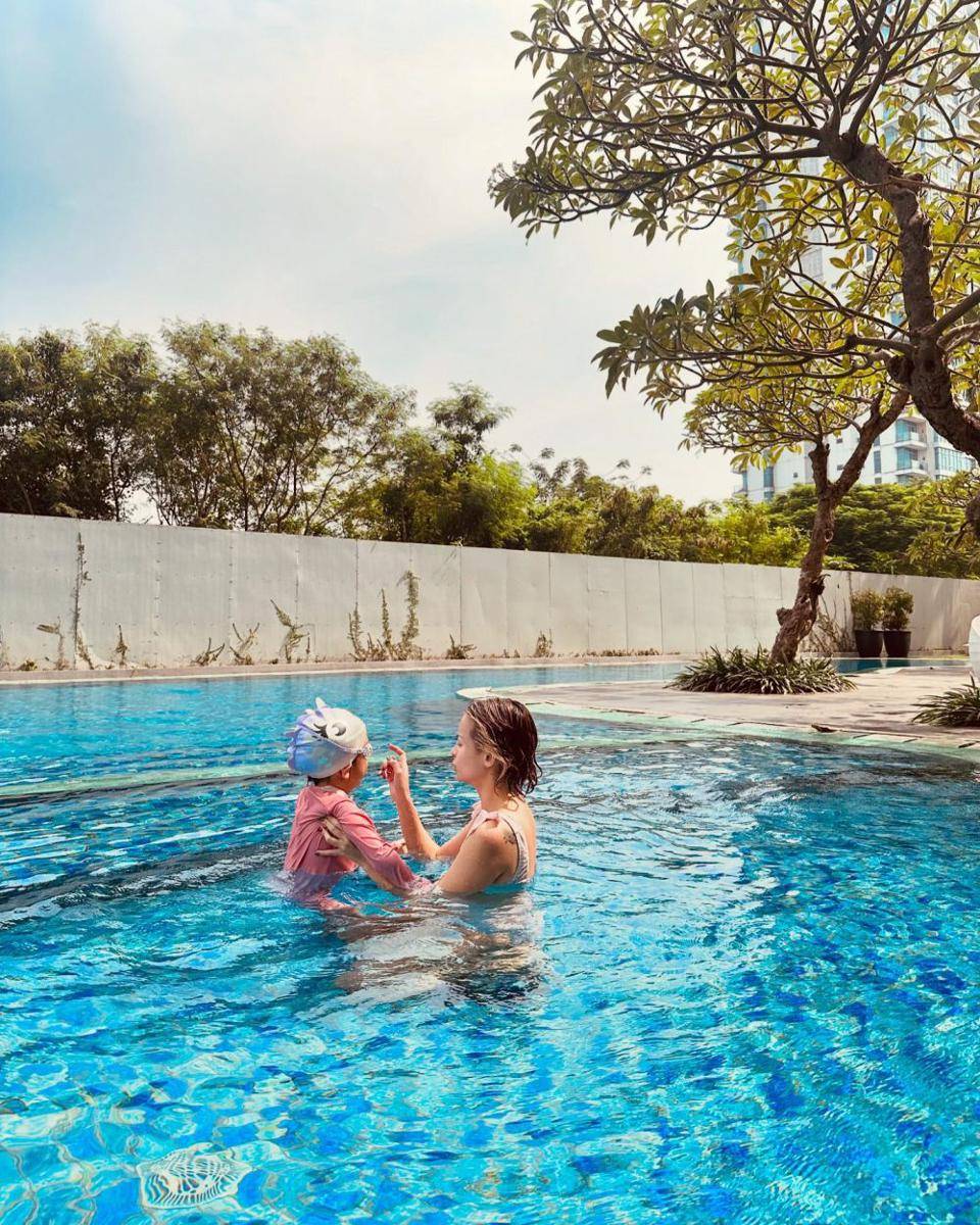 potret Joanna Alexandra temani anak berenang (instagram.com/joannaalexandra)