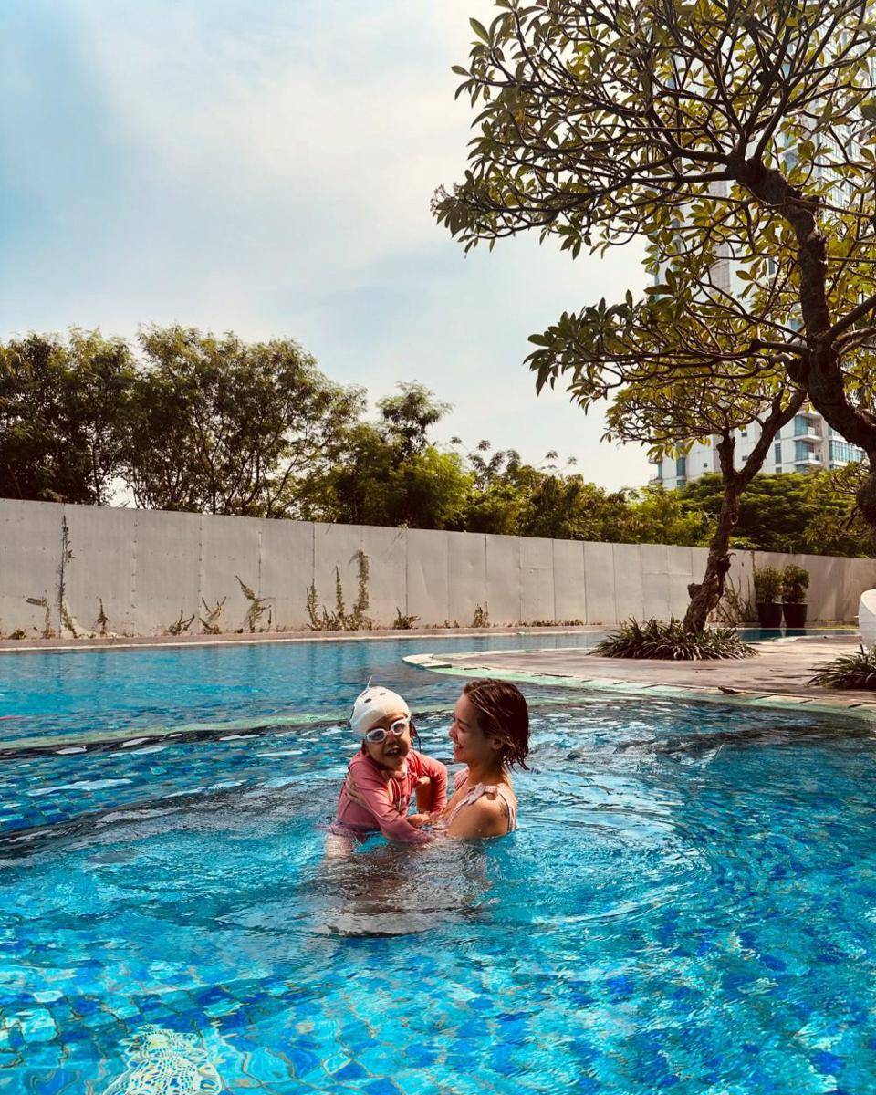 potret Joanna Alexandra temani anak berenang (instagram.com/joannaalexandra)