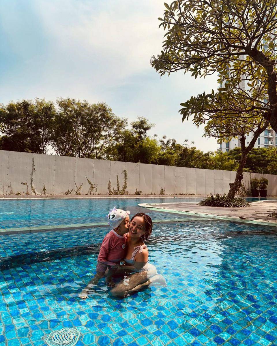 potret Joanna Alexandra temani anak berenang (instagram.com/joannaalexandra)