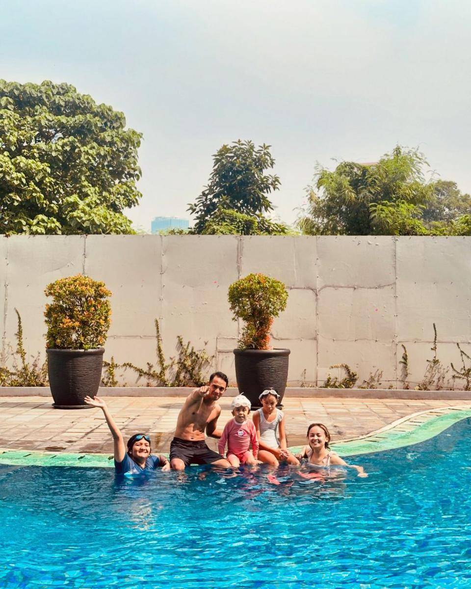potret Joanna Alexandra temani anak berenang (instagram.com/joannaalexandra)