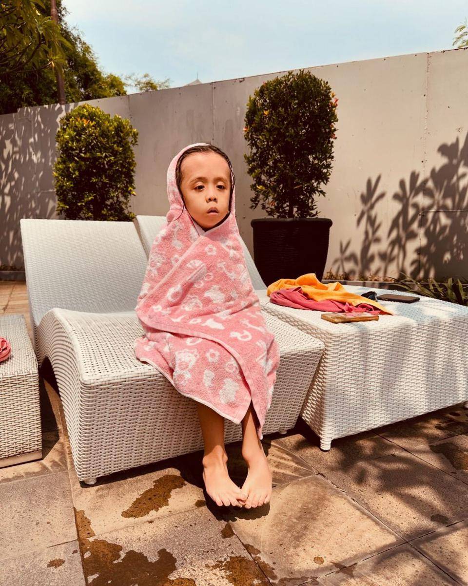 potret Joanna Alexandra temani anak berenang (instagram.com/joannaalexandra)