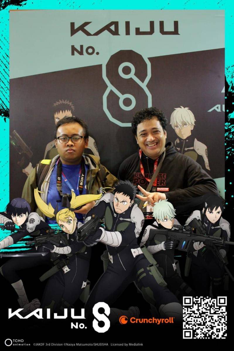 Mencoba photo booth area Kaiju No. 8 di booth Crunchyroll Indonesia Comic Con 2024. Model: kiri, Aldin Firgiawan, kanan: Fahrul Nurullah. (Dok. Crunchyroll)