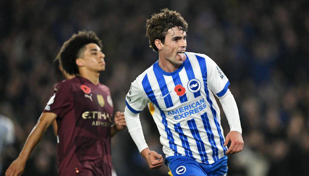 Matt O'Riley mencetak gol kemenangan Brighton & Hove Albion ke gawang Manchester City. (premierleague.com)