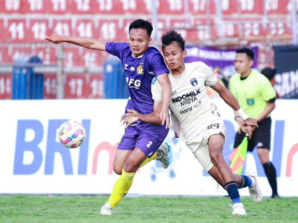 Dede Sapari (ungu) bersama Persik Kediri (instagram.com/persikfcofficial)