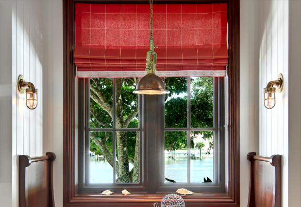 ilustrasi lampu gantung ala kapal (houzz.co.uk/Simonsen-Hickok Interiors)