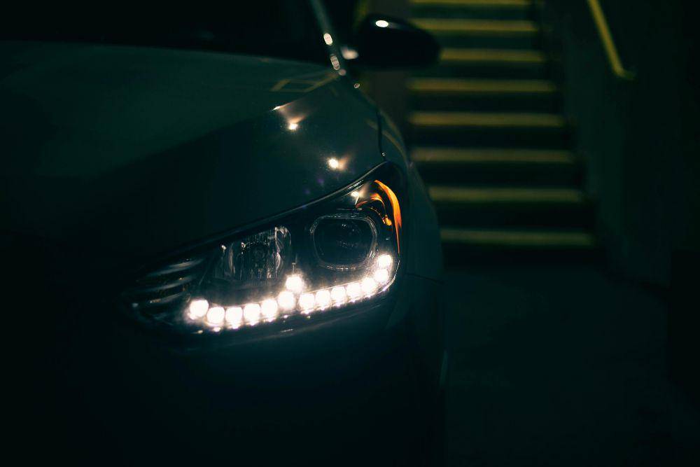 ilustrasi lampu DRL pada mobil (pexels.com/Erik Mclean)