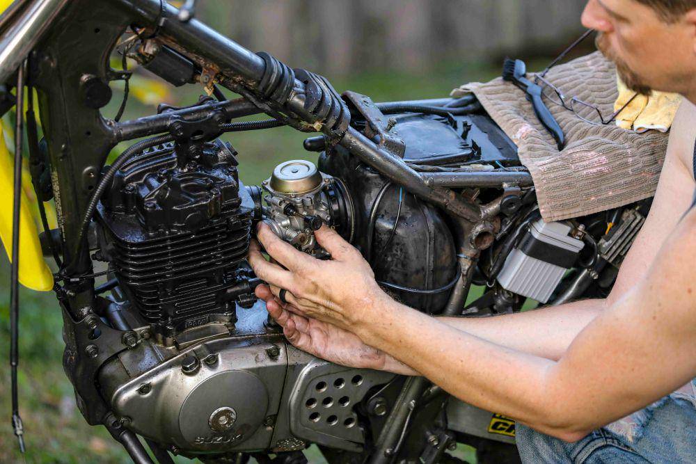 ilustrasi mesin pada motor (pexels.com/Mick Haupt)