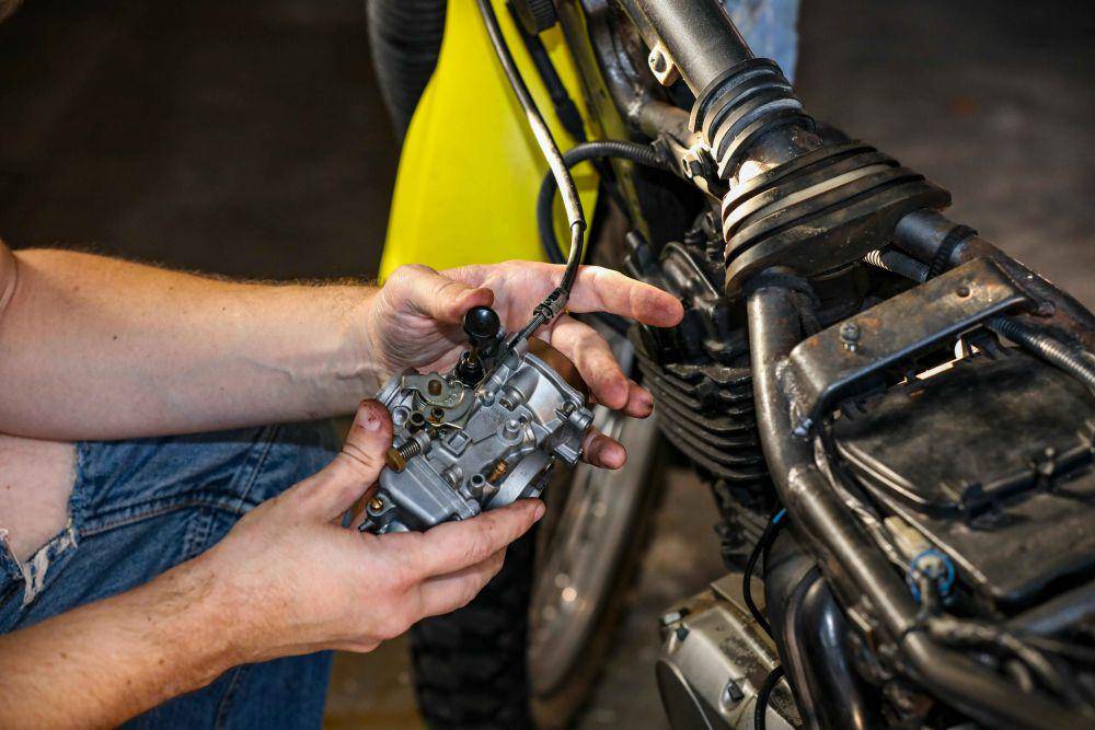ilustrasi mesin pada motor (pexels.com/Mick Haupt)