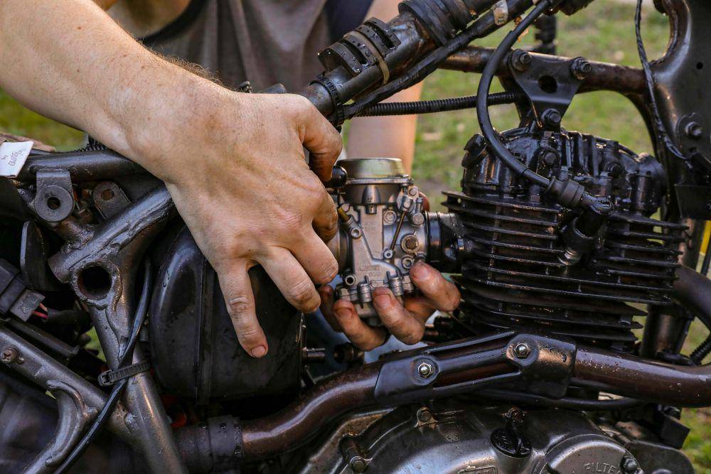 ilustrasi mesin pada motor (pexels.com/Mick Haupt)