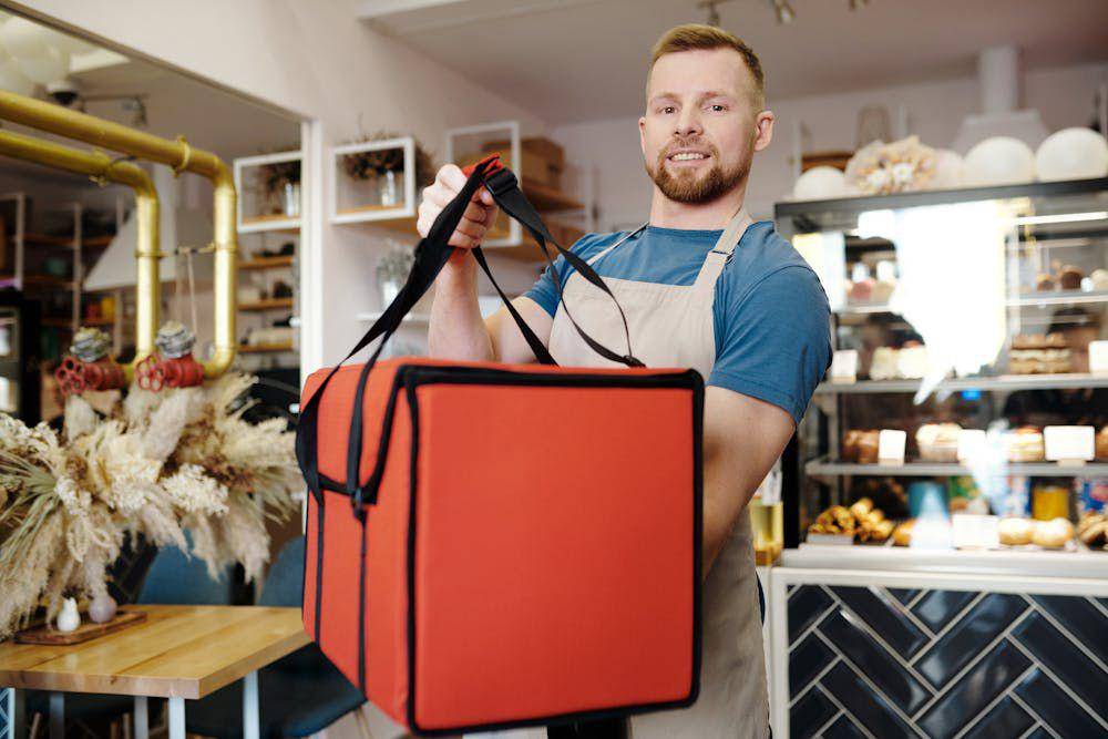 ilustrasi pria membawa cooler bag (pexels.com/Norma Mortenson)
