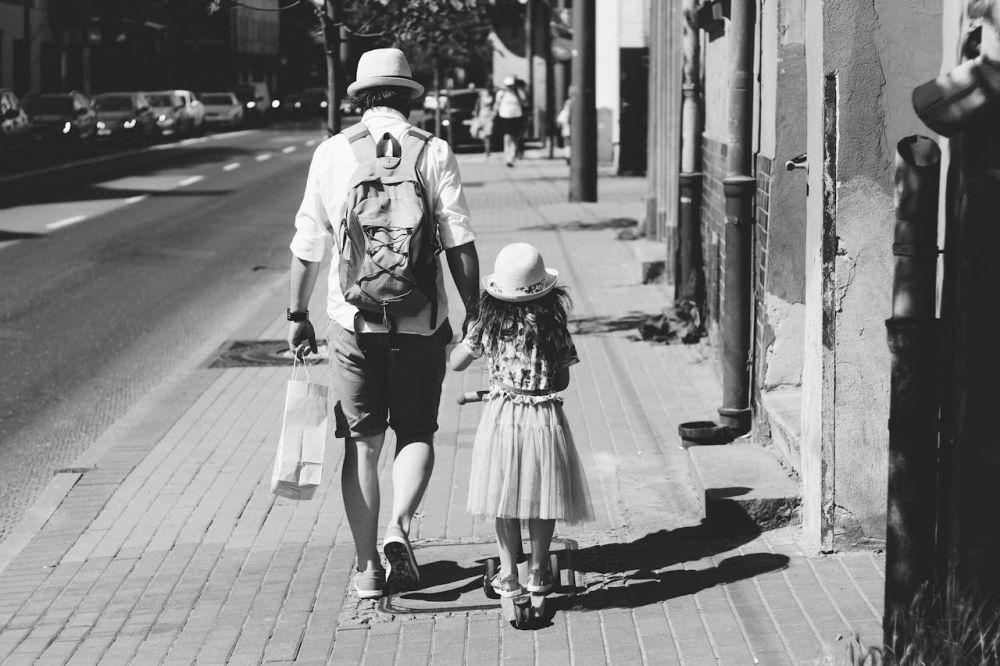 10 Dampak Buruk Ayah yang Emotionally Unavailable Bagi Anak Perempuan