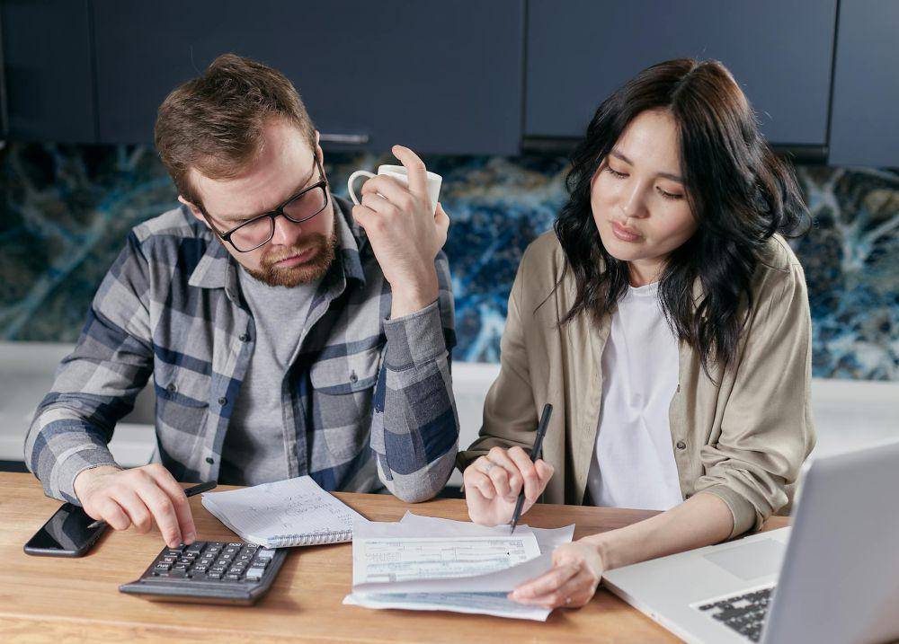ilustrasi masalah finansial keluarga (pexels.com/Mikhail Nilov)