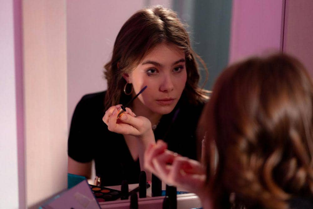 Ilustrasi seseorang berdandan di meja rias