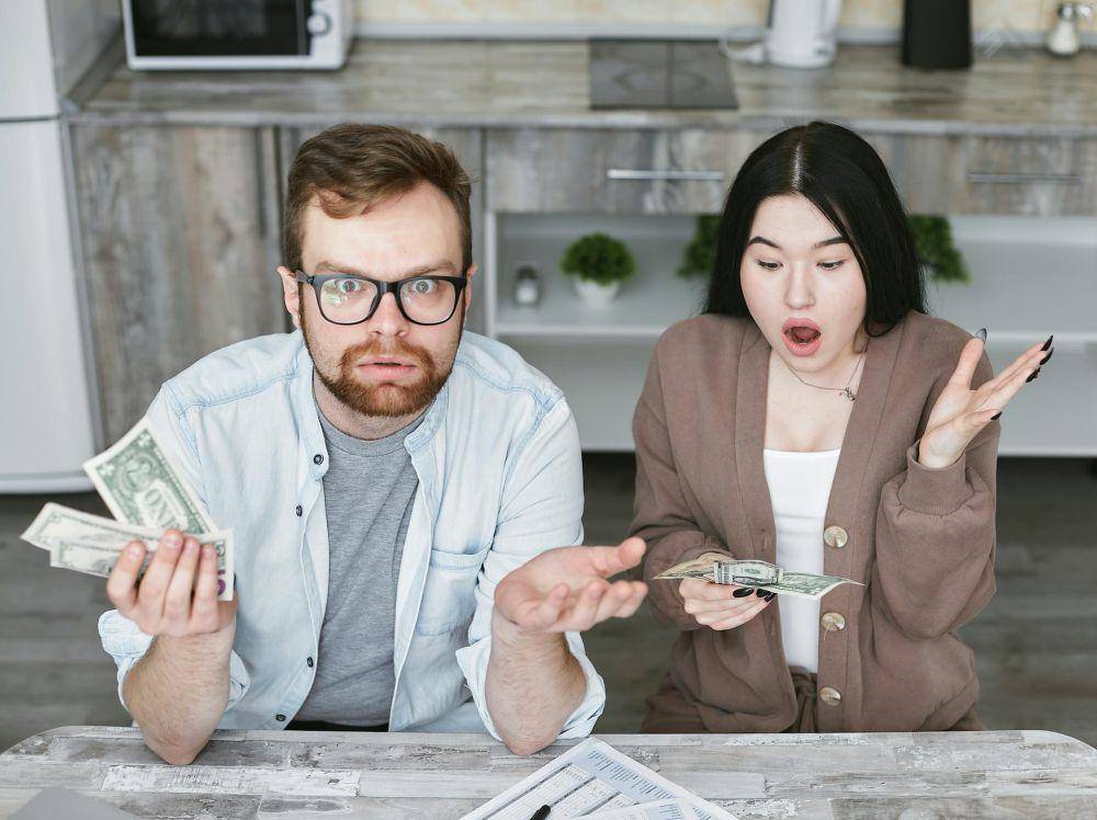 ilustrasi masalah finansial keluarga (pexels.com/Mikhail Nilov)